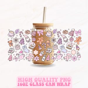 Puede incluir: Un vaso de vidrio transparente en forma de lata con tapa de madera y pajita plateada, lleno de líquido marrón claro. El vaso está decorado con ilustraciones navideñas rosas y moradas. El texto "HIGH QUALITY PNG 16OZ GLASS CAN WRAP" está en la parte inferior.