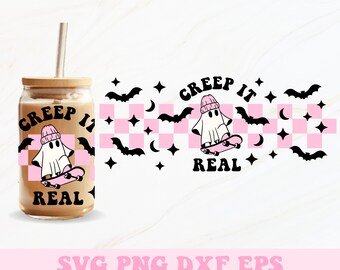 Puede incluir: Un envoltorio para lata de vidrio de 16 oz de color rosa y negro con un fantasma que lleva una boina rosa y monta en patineta. El texto "CREEP IT REAL" está escrito en una fuente retro. El fondo es un patrón a cuadros rosa y negro con murciélagos y estrellas.