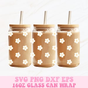 Peut inclure: Trois emballages de canettes en verre de 473 ml avec un motif de marguerite blanche sur fond brun. Les emballages sont conçus pour s'adapter autour d'une canette en verre avec un couvercle en bambou et une paille.