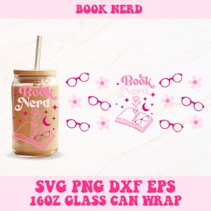 Puede incluir: Diseño rosa y blanco para una envoltura de lata de vidrio de 473 ml con el texto "Book Nerd" con un libro, gafas, flores y una luna creciente.