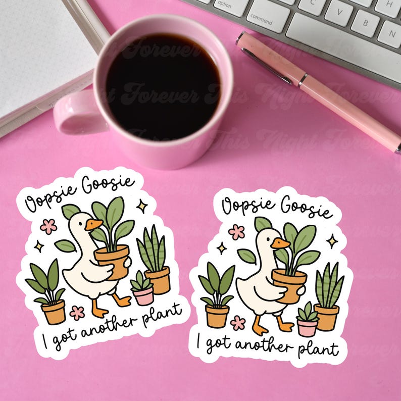以下が含まれることがあります： 「Oopsie Goosie」と「I got another plant」の文字が入った2つの白いビニールステッカー。各ステッカーには、鉢植えの植物を運ぶ漫画のガチョウが描かれており、他の鉢植えの植物や花のアクセントに囲まれています。ピンクのマグカップとペンも表示されています。