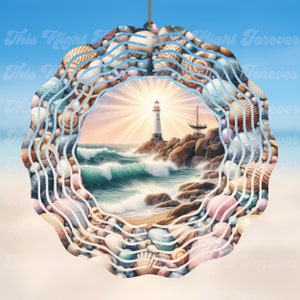 Peut inclure: Un carillon à vent en coquillages avec une scène de phare et d'océan au centre. Le carillon à vent est en métal et a un aspect rustique. Les coquillages sont dans des tons de blanc, rose et bleu.