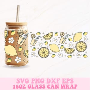 Pode incluir: Uma lata de vidro com tampa e palhinha de madeira, com um design de limão. O design inclui limões, fatias de limão, copos de limonada e flores. O texto "SVG PNG DXF EPS 16OZ GLASS CAN WRAP" está na parte inferior.