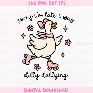 K&ouml;nnte beinhalten: Cartoon-Illustration einer wei&szlig;en Gans mit rosa Schleife, Schal und Rollschuhen. Die Gans rennt mit dem Text "Sorry I'm late I was dilly dallying" &uuml;ber und unter der Gans. Rosa Blumen und Sterne umgeben die Gans.