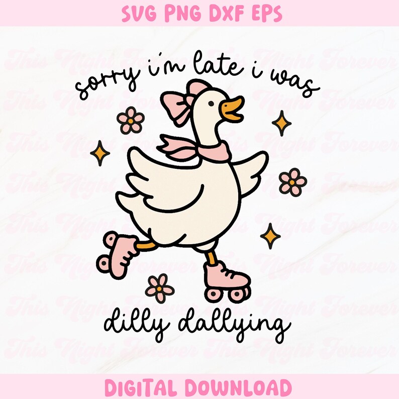 K&ouml;nnte beinhalten: Cartoon-Illustration einer wei&szlig;en Gans mit rosa Schleife, Schal und Rollschuhen. Die Gans rennt mit dem Text "Sorry I'm late I was dilly dallying" &uuml;ber und unter der Gans. Rosa Blumen und Sterne umgeben die Gans.