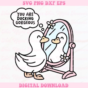 K&ouml;nnte beinhalten: Eine wei&szlig;e Ente mit rosa Akzenten schaut in einen rosa Spiegel mit den Worten "You are ducking gorgeous" in einer Gedankenblase &uuml;ber der Ente.