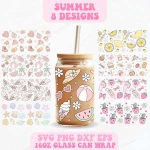 Puede incluir: Un vaso de vidrio con tapa y pajita de madera, con diseños de verano. El envoltorio del vaso incluye ilustraciones de una pelota de playa, un helado, una sandía y gafas de sol. También se ve el texto "SUMMER 8 DESIGNS" y "16OZ GLASS CAN WRAP".