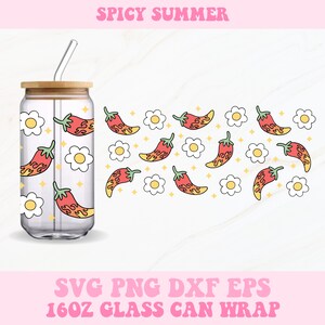 Può includere: Una lattina di vetro trasparente con un coperchio in bambù e una cannuccia, con un motivo ripetuto di peperoncini rossi con fiamme e fiori bianchi. La lattina è etichettata "Spicy Summer".