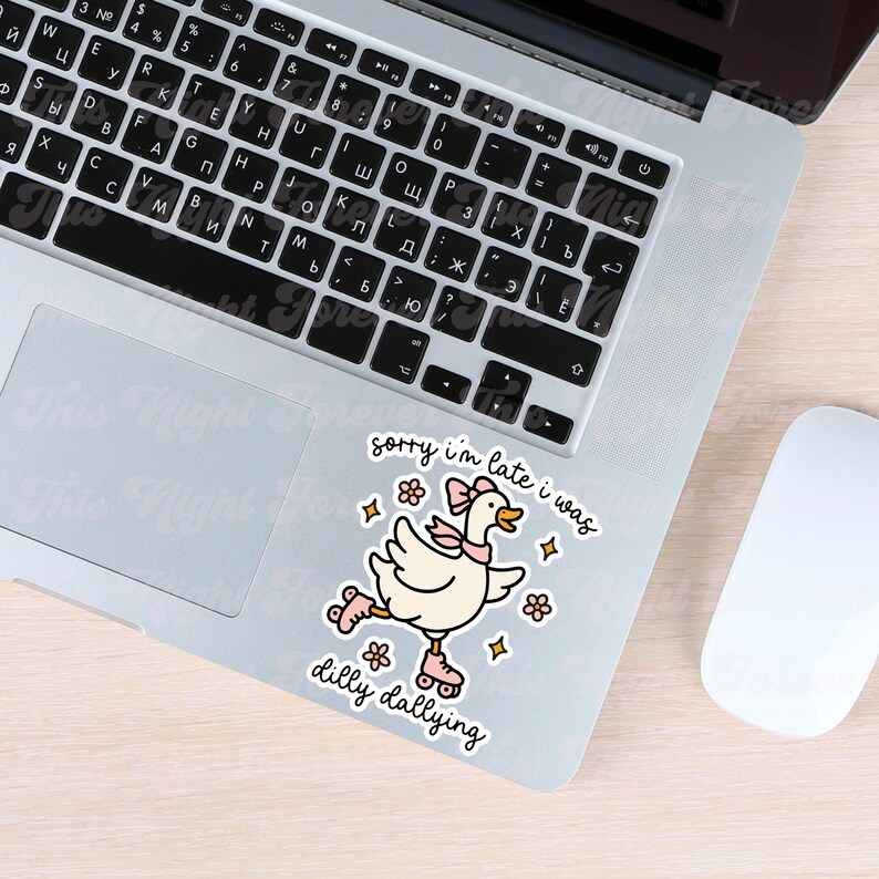 K&ouml;nnte beinhalten: Ein Aufkleber mit einer Cartoon-Ente auf Rollschuhen, mit einer rosa Schleife und einem Schal, mit dem Text "sorry I'm late I was dilly dallying." Der Aufkleber befindet sich auf einem Laptop.