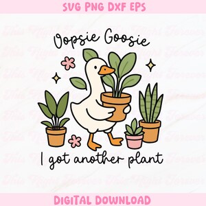 以下が含まれることがあります： 漫画のガチョウが植木鉢を持ったデジタルグラフィック。他の植木鉢と花に囲まれています。テキストは「Oopsie Goosie I got another plant」と書かれています。デザインは白、緑、オレンジ、茶色です。
