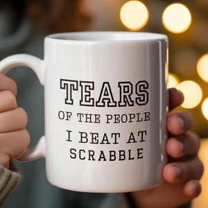 Lágrimas de la gente a la que vencí en Scrabble Taza de juego de mesa Taza familiar personalizada Fichas de Scrabble Letra de Scrabble Regalo de Scrabble Regalo para amantes del Scrabble