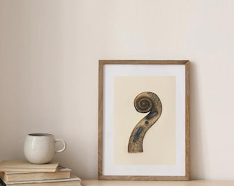 Könnte beinhalten: Ein gerahmter Druck mit einer detaillierten Illustration einer Geigenrolle. Die Rolle ist in Braun- und Goldtönen gehalten, mit komplizierten Mustern und einem geschwungenen Design. Das Kunstwerk wird in einem Holzrahmen präsentiert.