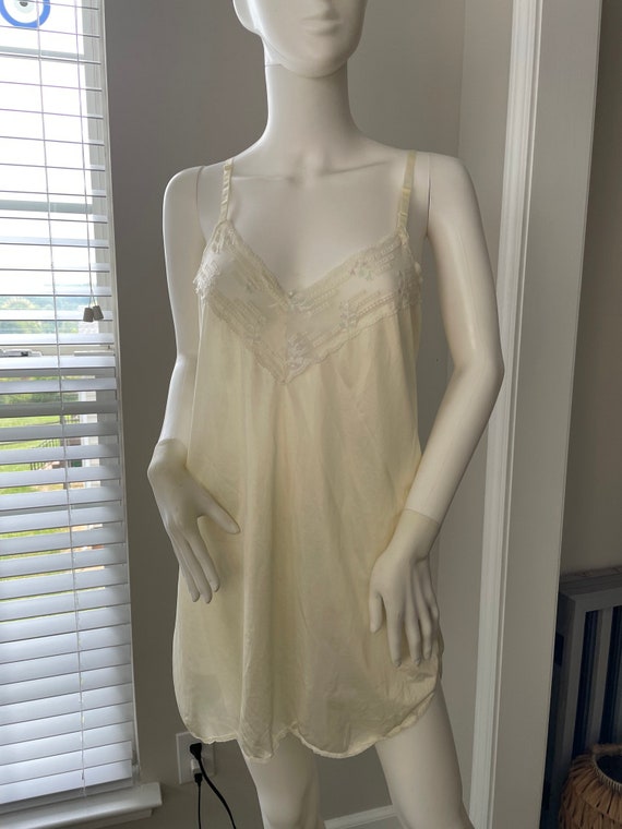 Vintage Lingerie  Babydoll slip sz Medium Ivory co