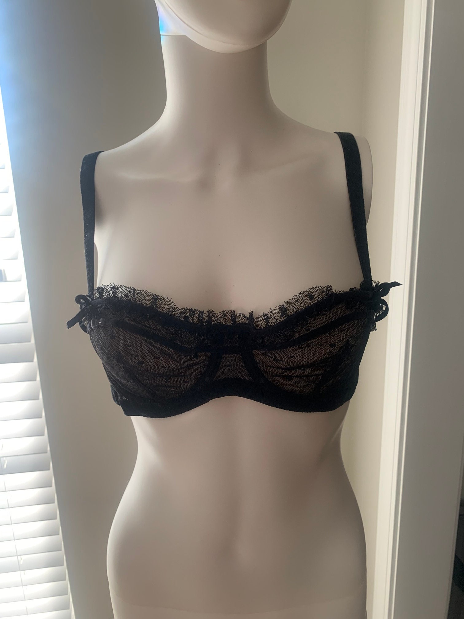 1960's Bali-lo Bow-bra, Black Lace Cup, Underwire, Hooks in Back,  Elastic/satin Adjustable Straps, Very Good Condition 