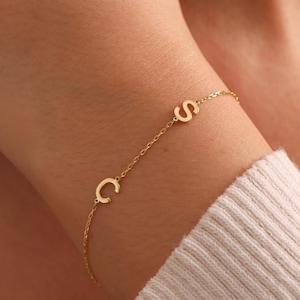Bracelet initiale, bracelet lettre délicat, cadeau de Noël, bracelet de demoiselle d'honneur, bracelet lettre personnalisé, bijoux personnalisés, cadeau pour elle