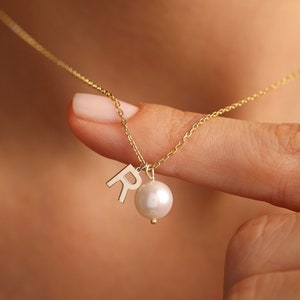 Colar de pérolas de água doce com pingente inicial de ouro, colar de pérolas personalizado, colar de letras, joias de pérolas minimalistas, presente para ela