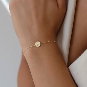 Pulseira personalizada, pulseira personalizada de ouro, pulseira inicial, presente para ela, pulseiras com nome, pulseira com letras de disco minúsculo, pulseiras para mulheres