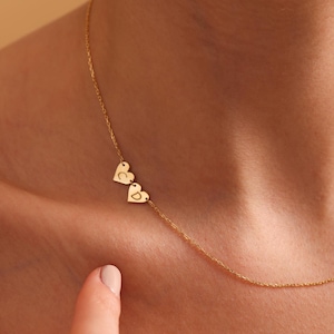 Collar con inicial de corazón lateral, collar lateral personalizado, collar con letras personalizado, joyería personalizada, regalo para ella, regalo de Navidad