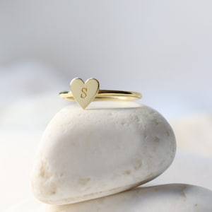 Anel de letra inicial, anel personalizado, joias de coração personalizadas, anel de empilhamento de ouro, presente para ela, anéis para mulheres, anel minimalista