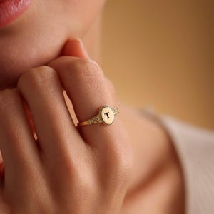 Personalized Initial Signet Ring, Dainty Engraved Initial Ring, Personalized Letter Ring, Rings For Women, Vintage Rings, Christmas Gift, Mothers day gifts, mom rings, black Friday sale, anniversary gift, birthday gift, custom ring, gift for her