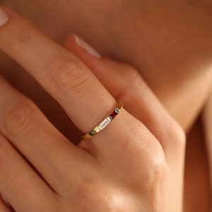 Baguette Geburtsstein Ring, Benutzerdefinierte stapelbar Edelstein Ring, perfekt für jeden Tag, personalisierte Geschenke für Mutter, Baby-Dusche-Geschenk, Weihnachtsgeschenk Bild 2