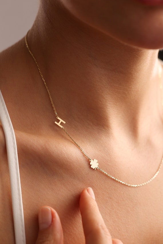Collana con iniziale a forma di graffetta in oro o argento – Ciondolo con lettera con chiusura a levetta personalizzata – Regalo di gioielli con monogramma personalizzato per donna - Italia