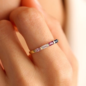 Baguette Geburtsstein Ring, Benutzerdefinierte stapelbar Edelstein Ring, perfekt für jeden Tag, personalisierte Geschenke für Mutter, Baby-Dusche-Geschenk, Weihnachtsgeschenk Bild 9