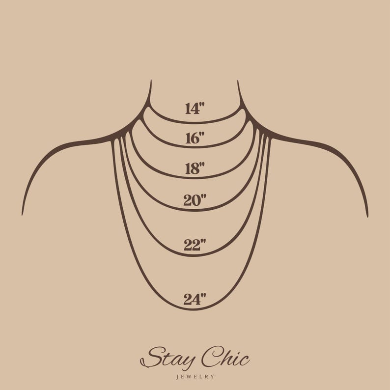 Puede incluir: Un diagrama que ilustra las longitudes de los collares, que van desde 35,5 cm hasta 61 cm, que se muestra en un cuello y hombros estilizados. El texto "Stay Chic Jewelry" est&aacute; en la parte inferior. La imagen es en tonos marrones.