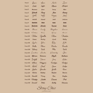 Puede incluir: Un fondo beige muestra una lista de nombres en varias fuentes, numerados del 1 al 130. Los nombres est&aacute;n en estilo manuscrito, con ejemplos como Liam, Caleb y Marianne. El texto "Stay Chic Jewelry" est&aacute; en la parte inferior.