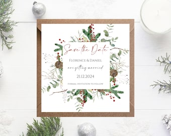 Könnte beinhalten: Save the Date Karte mit winterlichem Blumenmuster. Die Karte ist weiß mit rotem Rand und zeigt einen Kranz aus grünen Blättern, roten Beeren und Tannenzapfen. Der Text "Save the Date" ist in roter Kursivschrift geschrieben. Die Namen "Florence & Daniel" sind in schwarzer Schrift geschrieben, gefolgt vom Text "are getting married" in Kursivschrift. Das Datum "21.12.2024" ist in schwarzer Schrift geschrieben. Der Text "Formal Invitation to Follow" ist in schwarzer Schrift geschrieben.