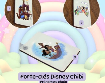 Puede incluir: Tres diseños diferentes para un llavero Disney Chibi. Los llaveros presentan una imagen de dibujos animados de personajes de Disney. El primer llavero presenta a Bella y la Bestia de La Bella y la Bestia. El segundo llavero presenta a Mickey Mouse, Minnie Mouse, Donald Duck, Goofy y Pluto. El tercer llavero presenta a Aladdin y Jasmine de Aladdin.