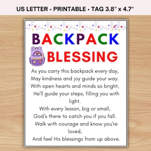 Pode incluir: Etiqueta imprimível, tamanho US Letter, com o texto "BACKPACK BLESSING" em letras coloridas. A etiqueta inclui um poema sobre bondade e orientação, e apresenta um gráfico de mochila roxa. A etiqueta mede 9,65 cm x 11,94 cm.