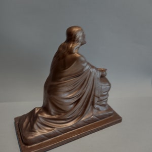 Estatueta de resina de Jesus rezando na montanha