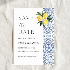 以下が含まれることがあります： 「Save the Date」の文字と、Emily & Jamesの詳細が書かれた白い結婚式の招待状。水彩画のレモンと青と白のタイルの模様のデザインです。日付は20XX年9月22日、ロサンゼルス、カリフォルニア。