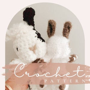 Puede incluir: Patr&oacute;n de crochet para un conejito blanco y esponjoso y una vaca blanca y esponjosa con detalles negros y marrones. El patr&oacute;n se llama "Crochet Pattern".