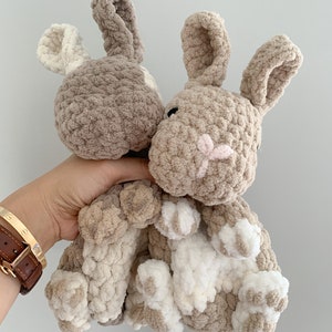 Puede incluir: Dos juguetes de peluche de conejo de crochet en marr&oacute;n y blanco. Los conejos tienen orejas largas y est&aacute;n hechos con un hilo suave y esponjoso.