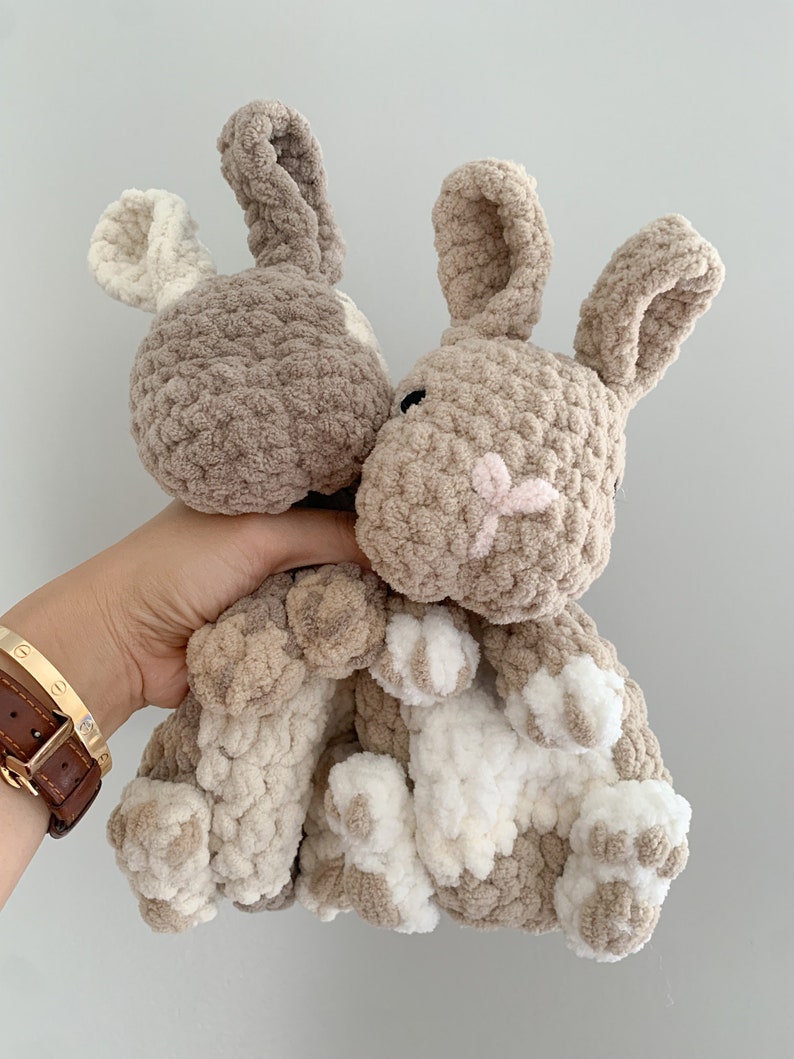 Puede incluir: Dos juguetes de peluche de conejo de crochet en marr&oacute;n y blanco. Los conejos tienen orejas largas y est&aacute;n hechos con un hilo suave y esponjoso.