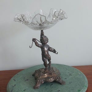 Angelot en bronze italien des années 30 tenant un bol en verre cristal