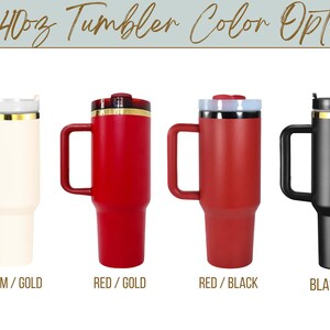 Puede incluir: Se muestran cuatro vasos de 40 oz (aproximadamente 1,14 litros) en crema/dorado, rojo/dorado, rojo/negro y negro/dorado. Cada vaso tiene un asa y una tapa. El texto "40oz Tumbler Color Options" est&aacute; en la parte superior.