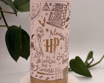 Enfriador de latas delgado mágico de 12 oz grabado con láser / Regalo de bruja y mago / Enfriador de latas delgado con temática mágica /