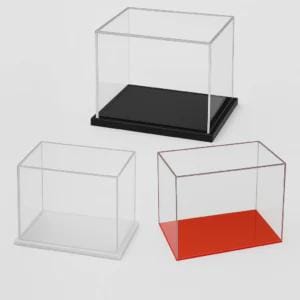 Puede incluir: Tres vitrinas de acrílico transparente con formas rectangulares. Una vitrina tiene una base negra, otra una base blanca y la tercera una base roja. Las vitrinas están diseñadas para exhibir objetos de colección.