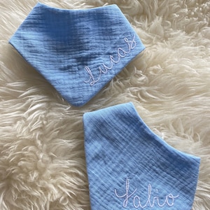 Lätzchen mit Namen Halstuch Dreieckstuch Personalisierbar für Babys Neugeborene Geschenk zur Geburt Blau