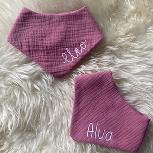 Lätzchen mit Namen Halstuch Dreieckstuch Personalisierbar für Babys Neugeborene Geschenk zur Geburt Altrosa