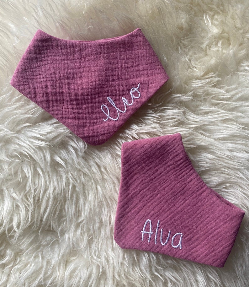 Lätzchen mit Namen Halstuch Dreieckstuch Personalisierbar für Babys Neugeborene Geschenk zur Geburt Altrosa