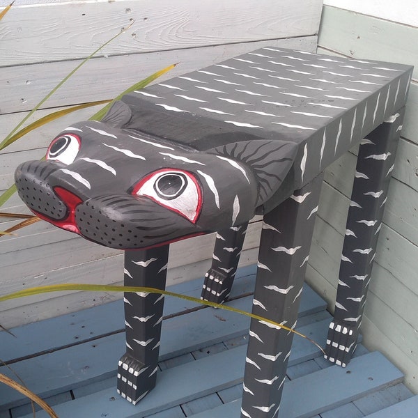 猫用コーヒーテーブル サイドテーブルまたはオケージョンテーブル バリ島で手作りされた個性的なデザイン