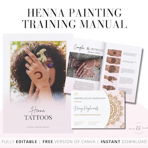 Pode incluir: Um manual de treinamento para pintura de henna, com um certificado de conclusão, um close-up de uma mão com arte de henna e uma página com desenhos intrincados de henna. O manual é intitulado "Henna Tattoos Student Training Manual".