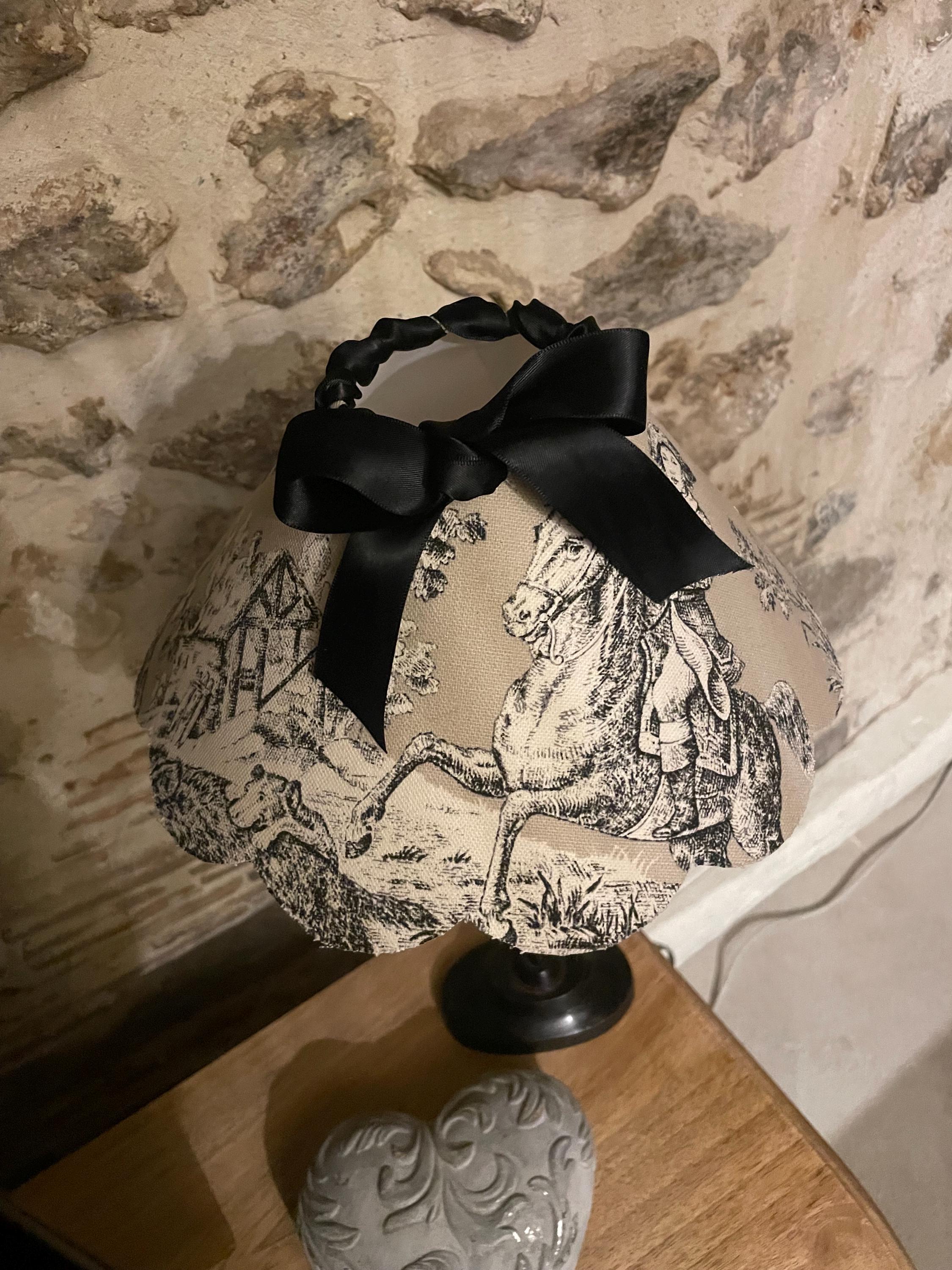 Abat-jour Festonné Fait Main En Toile De Jouy Marron – Scènes Galantes – Diamètre 30cm