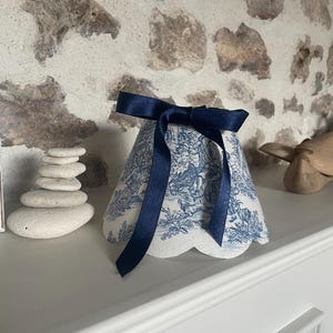 Abat-jour festonné en toile de Jouy bleue