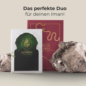 Könnte beinhalten: Zwei Bücher werden vor einem neutralen Hintergrund gezeigt. Ein Buch ist weiß mit grünen und goldenen Akzenten und dem Text "BITTGEBETE". Das andere Buch ist bordeauxfarben mit goldenem Seilmuster und dem Text "USLIM PLANER". Der Text "Das perfekte Duo für deinen Iman!" steht oben.