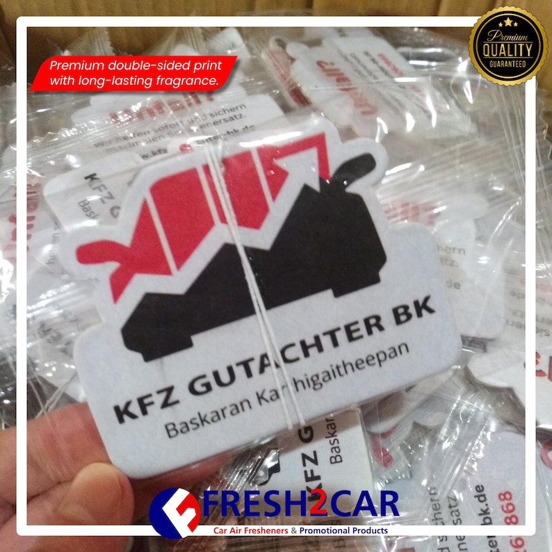 Pu&ograve; includere: Deodoranti per auto con stampa fronte-retro. I deodoranti bianchi presentano un design grafico rosso e nero con il testo "KFZ GUTACHTER BK" e "Baskaran Karthigaitheepan". Il testo "FRESH2CAR" &egrave; anch'esso visibile.